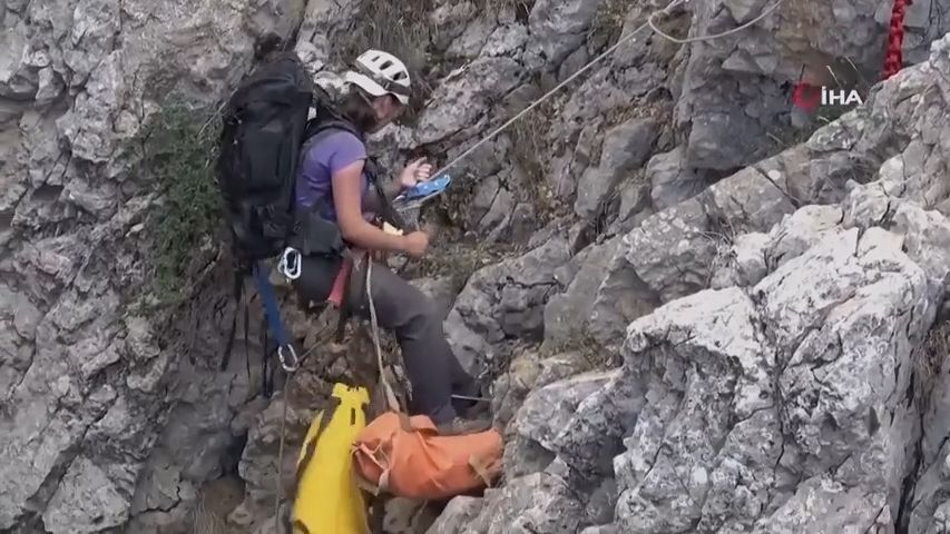 Zkušený speleolog uvázl v turecké jeskyni: vytažení bude trvat několik dní